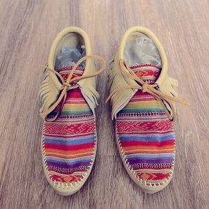Beautiful and colorful fringe Minnetonka Moccasins!! Size 8